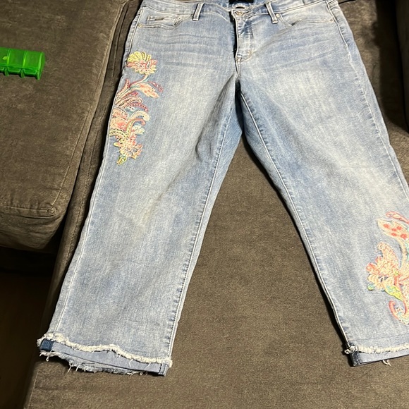 Nine W. Capri jeans with flower on the leg - Picture 1 of 2